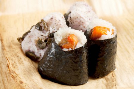 Téléchargez les photos : Cuisine traditionnelle japonaise. Sushi ensemble, vue rapprochée - en image libre de droit