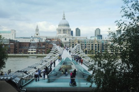 Téléchargez les photos : Millennium Bridge, St Paul's Cathedral, est situé au sommet de Ludgate Hill dans la City de Londres. - en image libre de droit