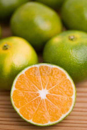 Foto de Mandarinas verdes. fondo de fruta. vista de cerca - Imagen libre de derechos