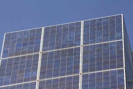 Téléchargez les photos : Panneau solaire sur le fond du ciel, concept d'énergie alternative - en image libre de droit