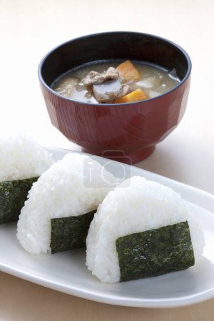 Téléchargez les photos : Onigiri, boules de riz japonaises, triangles de riz avec soupe - en image libre de droit