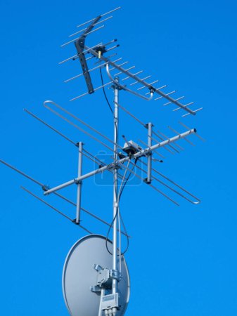 Téléchargez les photos : Antenne satellite et fond bleu ciel - en image libre de droit