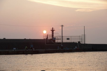 Foto de Vista de las personas en el puerto al atardecer - Imagen libre de derechos