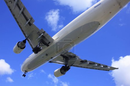 Téléchargez les photos : Avion de passagers volant dans un ciel nuageux, arrière-plan de voyage. - en image libre de droit