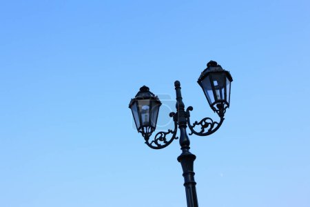 Téléchargez les photos : Lampadaire noir sur fond bleu ciel - en image libre de droit