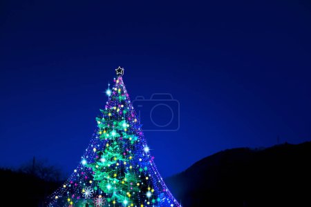 Foto de Fondo colorido de las vacaciones de invierno con árbol de Navidad decorado - Imagen libre de derechos