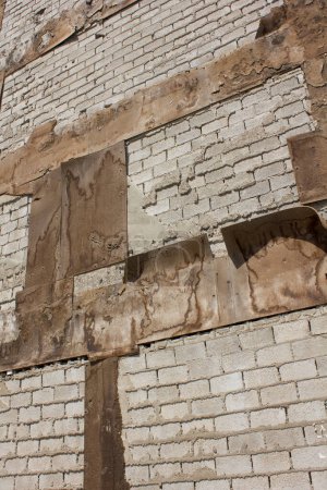 Foto de La vieja pared de ladrillo con una grieta. - Imagen libre de derechos