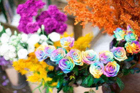 Téléchargez les photos : Belles fleurs artificielles colorées dans la boutique - en image libre de droit