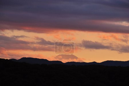 Téléchargez les photos : Une chaîne de montagnes avec un coucher de soleil en arrière-plan - en image libre de droit