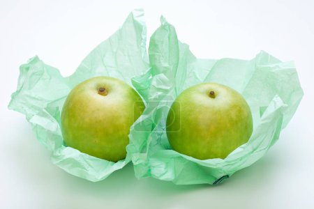 Foto de Deliciosas peras Nashi envueltas en papel, vista de cerca - Imagen libre de derechos