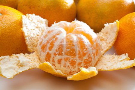 Téléchargez les photos : Vue rapprochée de mandarines fraîches mûres sur fond blanc - en image libre de droit