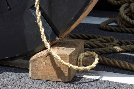 Téléchargez les photos : Gros plan d'une corde sur un bateau en arrière-plan, gros plan - en image libre de droit