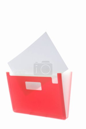 Téléchargez les photos : Dossier en plastique rouge avec papiers sur fond blanc - en image libre de droit