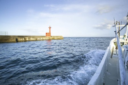Téléchargez les photos : Bateau de pêche en mer sur fond de nature - en image libre de droit