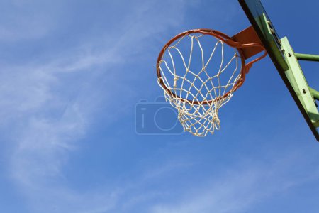 Téléchargez les photos : Basketball cerceau sur fond bleu ciel - en image libre de droit