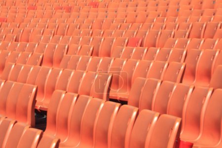 Téléchargez les photos : Un grand groupe de sièges dans un fond de stade - en image libre de droit