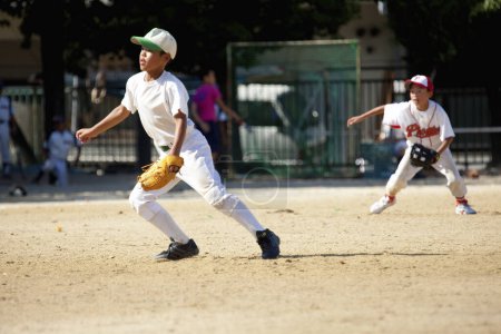 Téléchargez les photos : Enfants japonais jouant au baseball, concept Little League - en image libre de droit