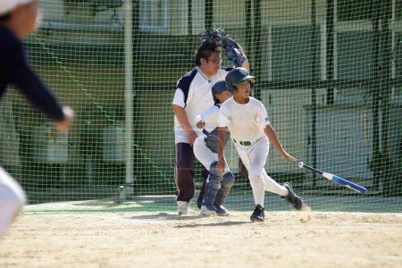 Téléchargez les photos : Enfants japonais jouant au baseball, concept Little League - en image libre de droit