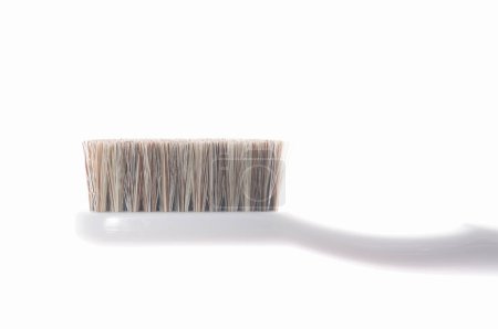 Téléchargez les photos : Vue rapprochée de la brosse à dents isolée sur fond blanc - en image libre de droit