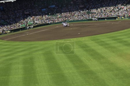 Foto de Partido de béisbol y la gente en el estadio Koshien, Hyogo, Japón - Imagen libre de derechos