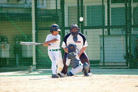 Foto de Niños japoneses jugando béisbol, concepto de Liga Pequeña - Imagen libre de derechos