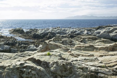 Téléchargez les photos : Vue panoramique sur la belle côte de la mer et les rochers - en image libre de droit