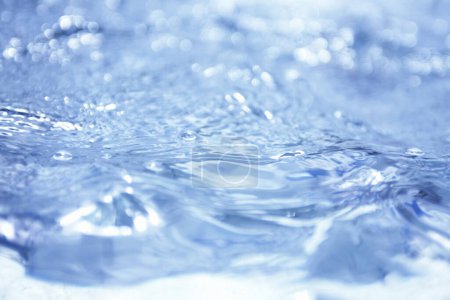 Téléchargez les photos : Surface de l'eau bleue avec bulles. - en image libre de droit