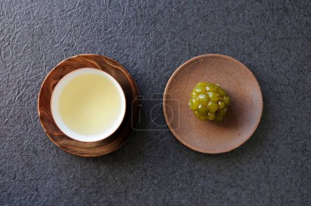 Téléchargez les photos : Tasse de thé vert et délicieux Kanoko japonais sucré - en image libre de droit