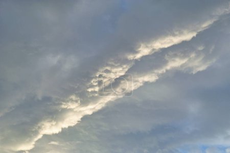 Téléchargez les photos : Beaux nuages avec fond bleu ciel, concept météo - en image libre de droit