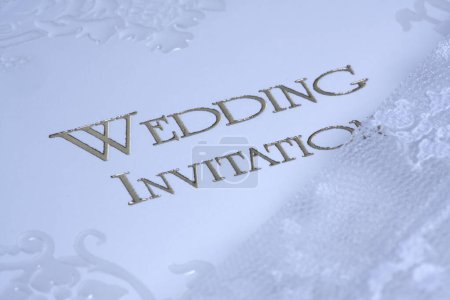 Téléchargez les photos : Belle invitation de mariage blanc et gants de mariée en dentelle - en image libre de droit