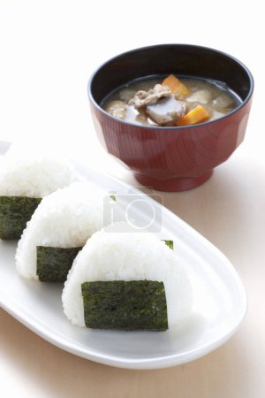 Téléchargez les photos : Onigiri, boules de riz japonaises, triangles de riz avec soupe - en image libre de droit