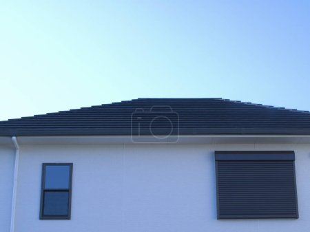Téléchargez les photos : Nouveau toit de la maison avec tuile bleue. maison neuve - en image libre de droit