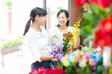 Foto de Retrato de jóvenes floristas japonesas en floristería - Imagen libre de derechos