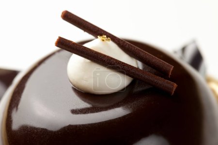 Foto de Pastel de chocolate con crema en el fondo, de cerca - Imagen libre de derechos