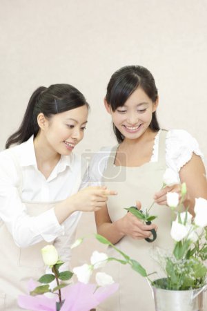 Téléchargez les photos : Fleuristes à des cours d'arrangement de fleurs. Floristique en master classes ou cours - en image libre de droit