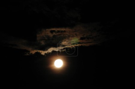 Foto de Luna llena con un cielo negro - Imagen libre de derechos