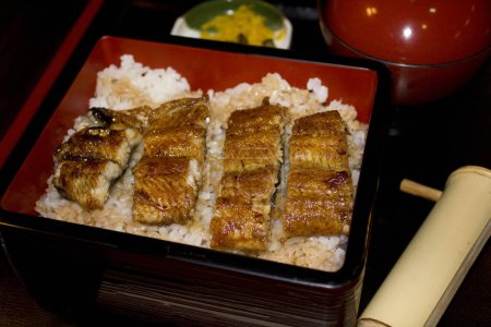 Téléchargez les photos : Sushi à la sauce soja, riz au poisson soja, menu japonais - en image libre de droit