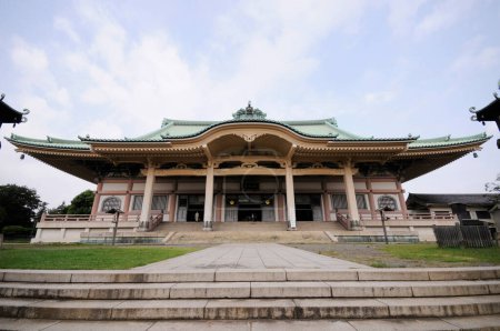 Téléchargez les photos : Magnifique ancien temple japonais sur fond - en image libre de droit