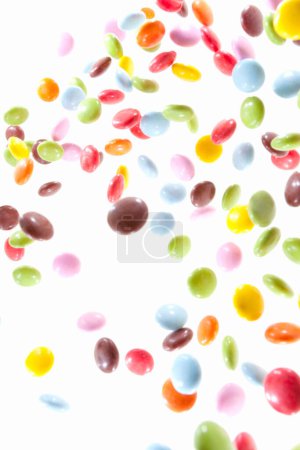 Foto de Dulces coloridos sobre fondo blanco - Imagen libre de derechos