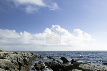 Téléchargez les photos : Vue panoramique sur la belle côte de la mer et les rochers - en image libre de droit