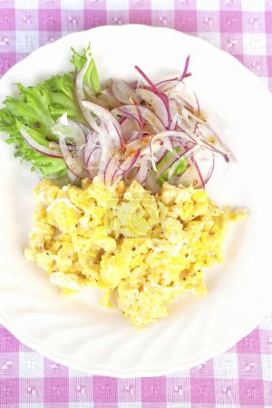 Foto de Sabroso huevo frito y verduras en un plato. - Imagen libre de derechos