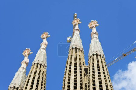 Téléchargez les photos : Vue extérieure de la Sagrada Familia. Grande basilique catholique mineure inachevée dans le quartier de l'Eixample à Barcelone, Catalogne, Espagne - en image libre de droit