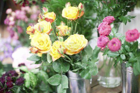 Foto de Variedad de flores en tienda de flores - Imagen libre de derechos
