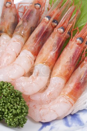 Téléchargez les photos : Crevettes fraîches savoureuses sur le fond, gros plan - en image libre de droit
