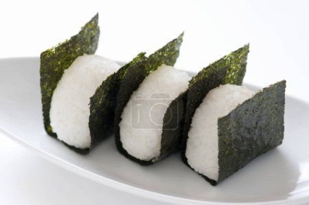 Téléchargez les photos : Onigiri, Nourriture japonaise, Boules de riz japonaises, Triangles de riz aux algues - en image libre de droit