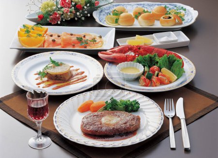Foto de Un conjunto de diferentes platos sobre la mesa - Imagen libre de derechos