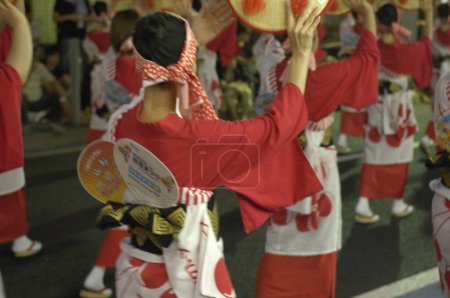 Téléchargez les photos : Beaux danseurs se produisent au Festival Hanagasa au Japon - en image libre de droit