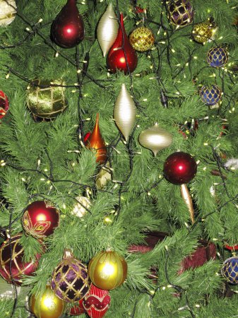Téléchargez les photos : Vue rapprochée des décorations festives d'arbres de Noël - en image libre de droit