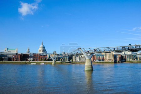 Téléchargez les photos : Millennium Bridge, St Paul's Cathedral, est situé au sommet de Ludgate Hill dans la City de Londres. - en image libre de droit