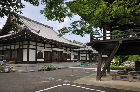 Téléchargez les photos : Maison japonaise traditionnelle au Japon en été - en image libre de droit